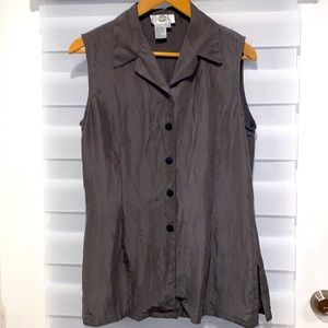 Silks Gray women’s 100% silk sleeveless button down collared blouse. size Small